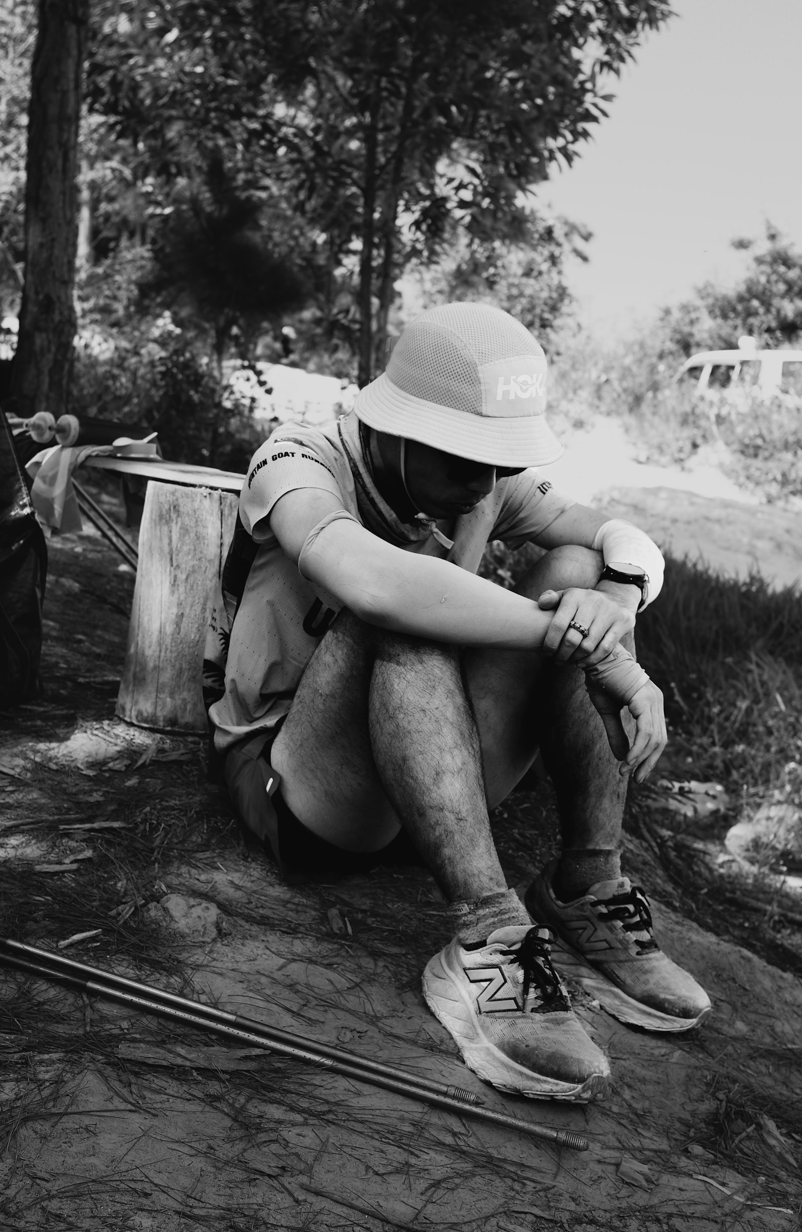 Exhausted runner sitting on the ground after a hot race, a common setting for exercise-related stomach trouble
